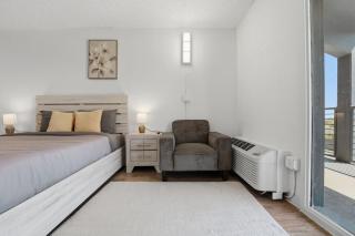 Minimalist studio with modern design touches - 7