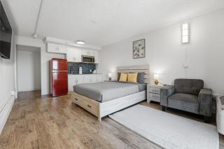 Minimalist studio with modern design touches - 9