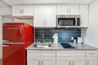 Bright open studio with modern vibe - 9