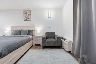 Bright open studio with modern vibe - 5