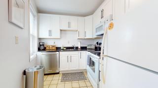 Modern,02 mile to Northeastern, in unit laundry - 8