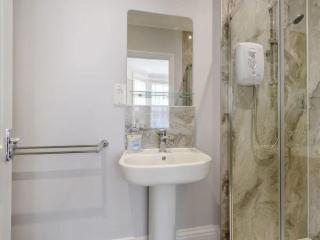 Ground Floor Apartment 2 Minutes from Beach and Town Center - 1