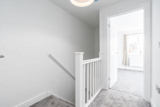 Perfect Booking 3 Bed with Driveway Parking & Garden - 2