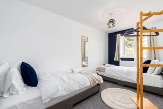 Perfect Booking 3 Bed with Driveway Parking & Garden - 8