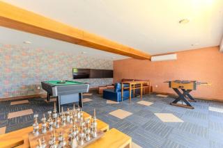 Waterfront condo with pool & gym access - 3