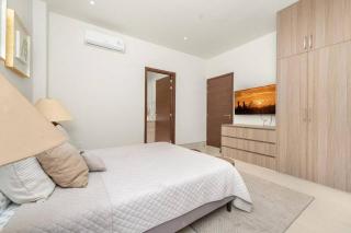 Waterfront condo with pool & gym access - 2