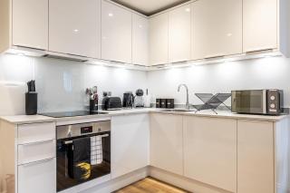 Central Gravesend 1BR - Wi-Fi & Kitchen - Sleeps 2 - 9