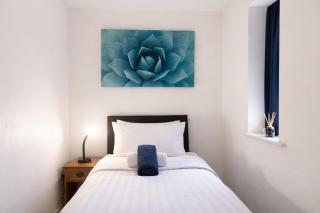 Modern 2BR House Sleeps 6 Free Parking Pet Friendly - 1