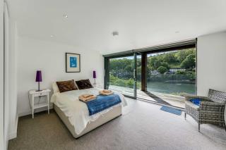 Stunning 4 Bed House with Outstanding River Views - 5