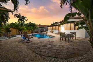 Tropical BackyardHeated PoolArcadeshuffleboard - 8