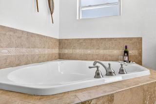 Steps to beachTiki BarHeated Poolfun! - 5