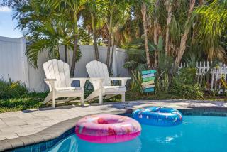 Steps to beachTiki BarHeated Poolfun! - 0