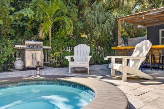 Steps to beachTiki BarHeated Poolfun! - 7