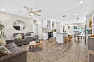 Steps to beachTiki BarHeated Poolfun! - 3