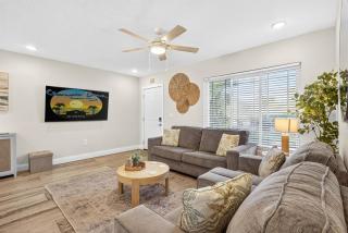 Steps to beachTiki BarHeated Poolfun! - 1