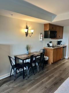 Cozy renovated Studio at Creek) - 8