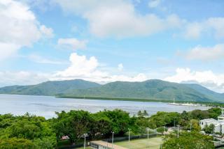 3BR Tropical Retreat Steps to Holloways Beach - 9