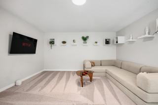 Large Single Detached House with Pool Table, Sleeps 12 and King Bed - 5