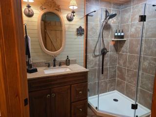 Private romantic Tiny Home King bed Jamestown - 8