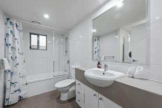 Spacious comfortable unit with FREE Parking & Pool - 2