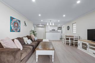 Spacious comfortable unit with FREE Parking & Pool - 1