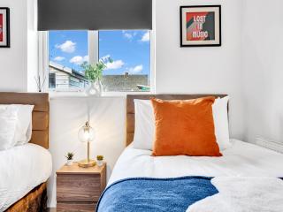 Tower House 2BR 10 Minutes from Alton Towers - 3