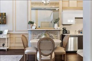 Elegant Victorian Centre City 1 BR Apartment - 3