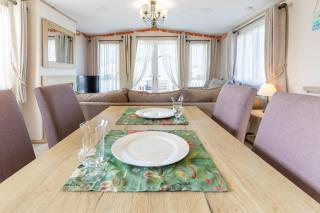 Stylish 2BR Caravan Walk to Beach - 9