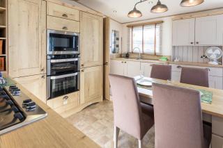 Stylish 2BR Caravan Walk to Beach - 6