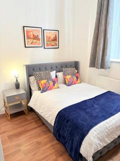 Stylish Studio 2,ensuite,kitchennete,Smart TV,Wifi,Parking,Contractors,NHS,Families welcome - 0