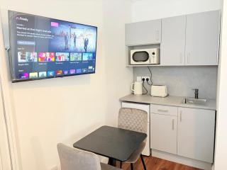 Stylish Studio 2,ensuite,kitchennete,Smart TV,Wifi,Parking,Contractors,NHS,Families welcome - 7