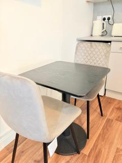Stylish Studio 2,ensuite,kitchennete,Smart TV,Wifi,Parking,Contractors,NHS,Families welcome - 3