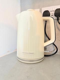 Stylish Studio 2,ensuite,kitchennete,Smart TV,Wifi,Parking,Contractors,NHS,Families welcome - 2