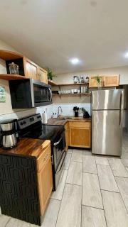 2BR • Front Patio • 10 Min to Downtown - 7