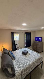 2BR • Front Patio • 10 Min to Downtown - 1