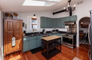 Charming 3BR Modern Retreat - 9