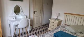 Large Bedroom, Private Bathroom, Kitchen & Living Room, Near QE Hospital and University - 3