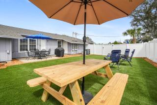 2BR King, Dog Friendly, Private Turf Yard, Grill, Near Beaches - 9