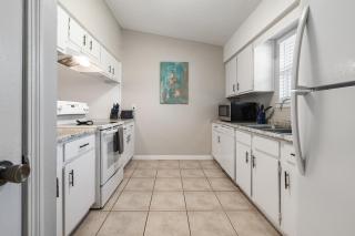 2BR King, Dog Friendly, Private Turf Yard, Grill, Near Beaches - 3