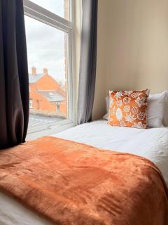 5BR Contractors Stay with Parking, Shops, Sleeps 7 - 9