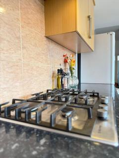 5BR Contractors Stay with Parking, Shops, Sleeps 7 - 5