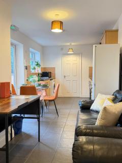 5BR Contractors Stay with Parking, Shops, Sleeps 7 - 2