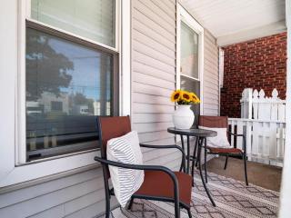 Arts District Walk to Restaurants, Bars Sleeps 8 -Tillman - 4