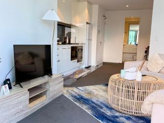 Southbank Serenity 2BR, Parking, and Wi-Fi - 9