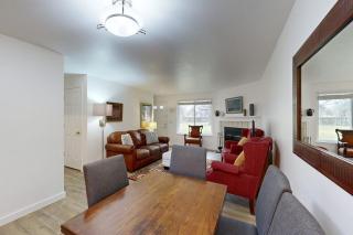 Private Townhome - Mountain Views & 2 Baths - 2