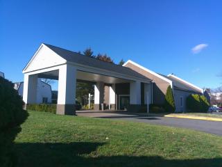 HomeTowne Studios by Red Roof Leesburg - 9