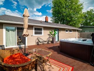 Lake Cottage with Hot Tub and Game Room - 5