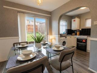 5 Mins Walk to Anfield Stadium - Free Street Parking - Modern 3BR - Close to City Centre - Close to Everton Stadium - 5