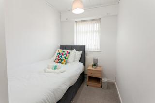 5 Mins Walk to Anfield Stadium - Free Street Parking - Modern 3BR - Close to City Centre - Close to Everton Stadium - 3