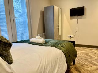 H02 Central Maidstone Ensuite Room, TV, Coffee facillites, 2 Shared Kitchens, Parking Options, Contractor Digs, Relocator, Flexible Stays - 3